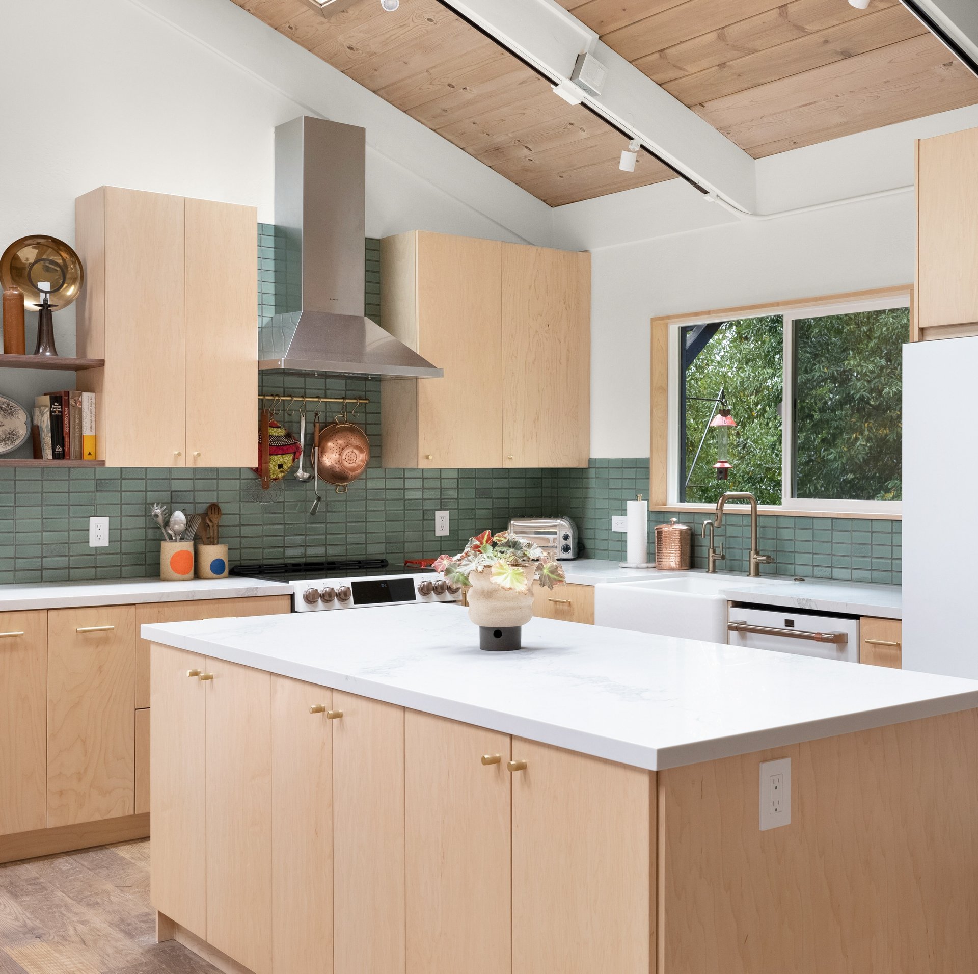 7 Ideas for Open Kitchen Cabinets with No Doors | Block Guides
