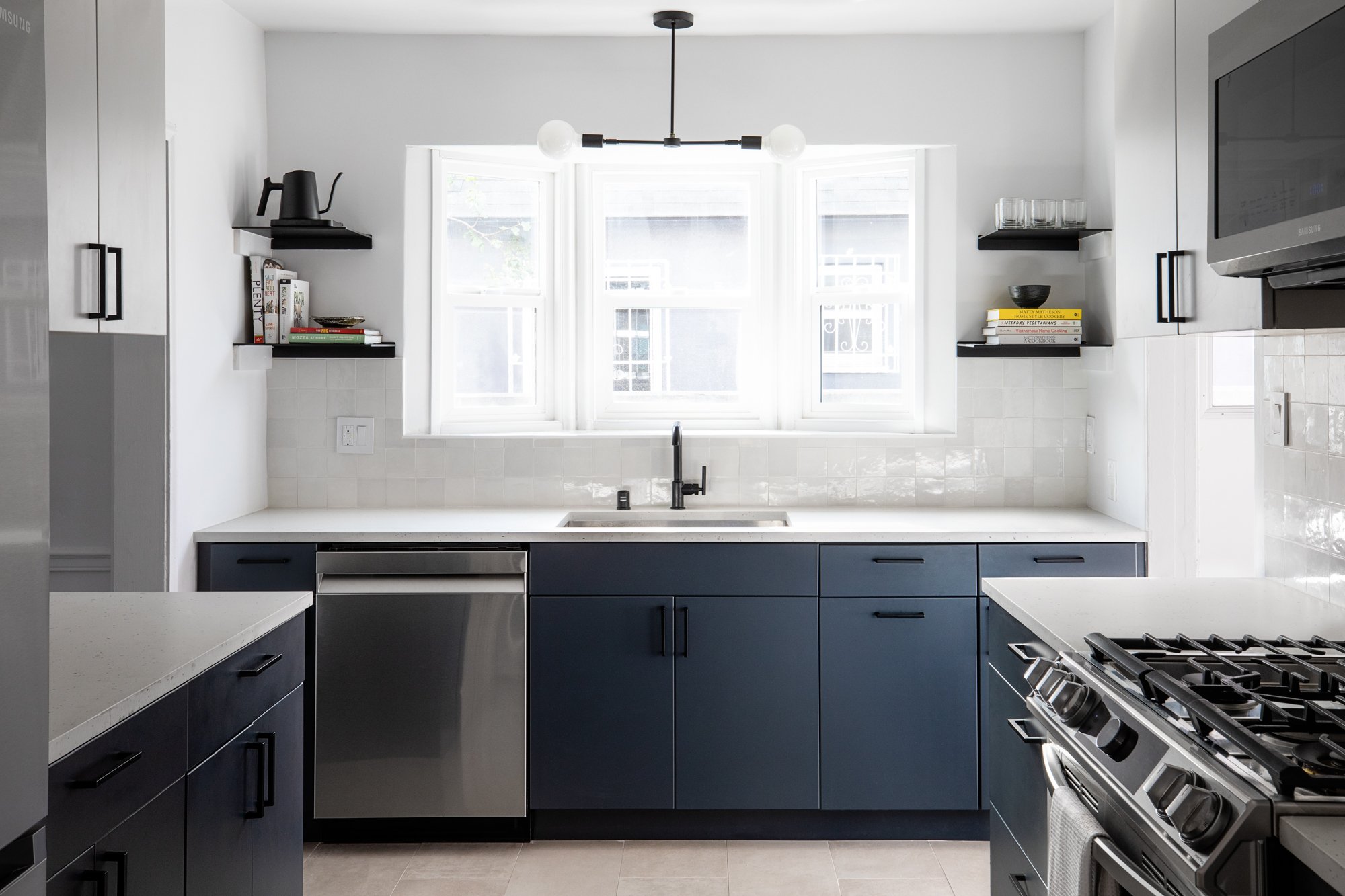 Minimalist Kitchen Two-Tone Cabinets