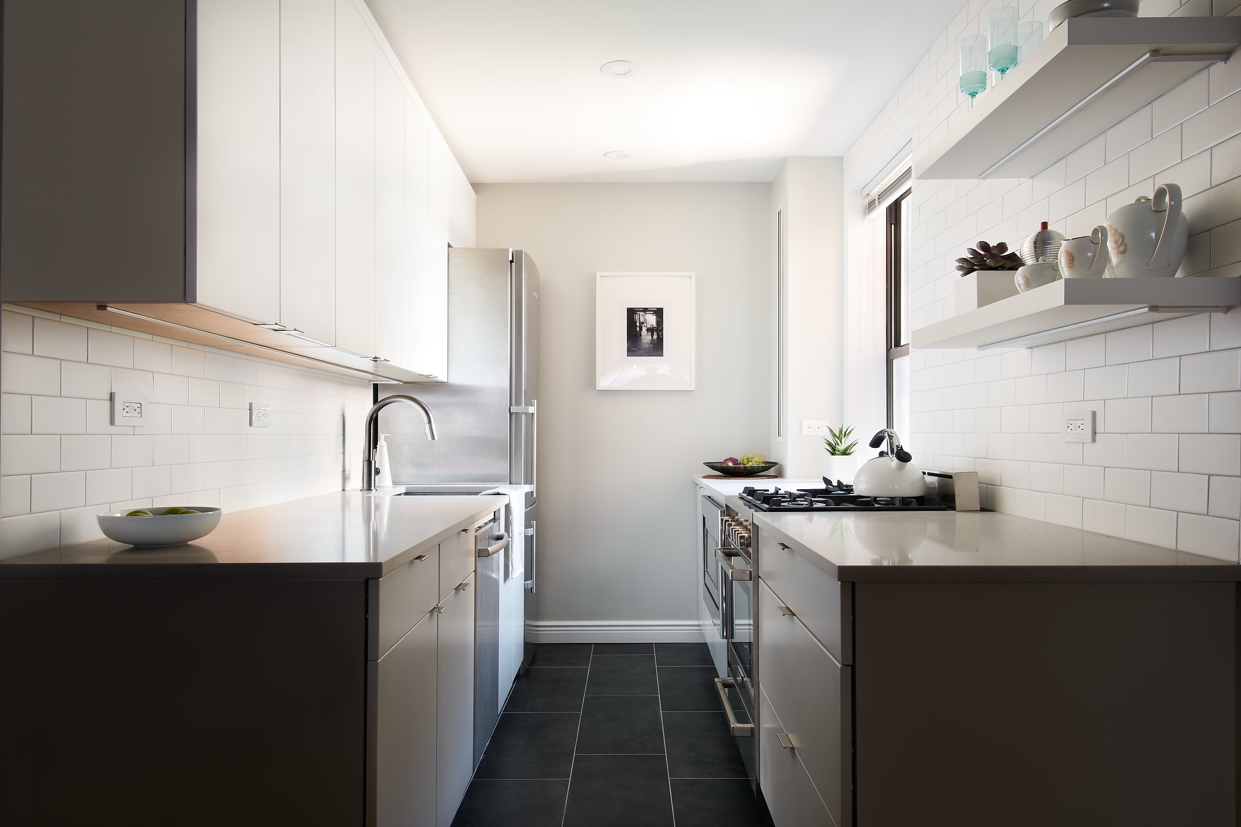 Narrow New York Kitchen - Handle-Free