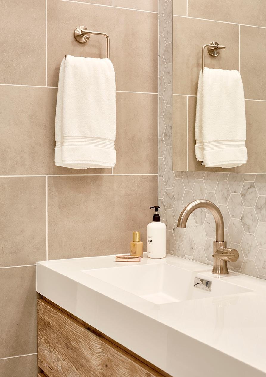 Natural stone bathroom with warm colors